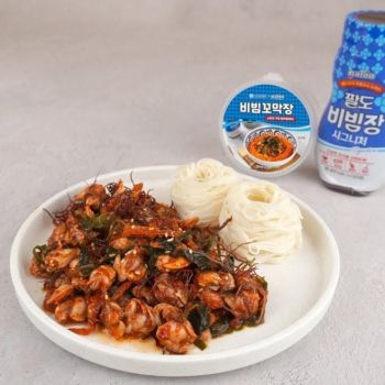 연안식당과 팔도의 협업 제품인 비빔꼬막장 조리 이미지. [사진제공=디딤이앤에프]