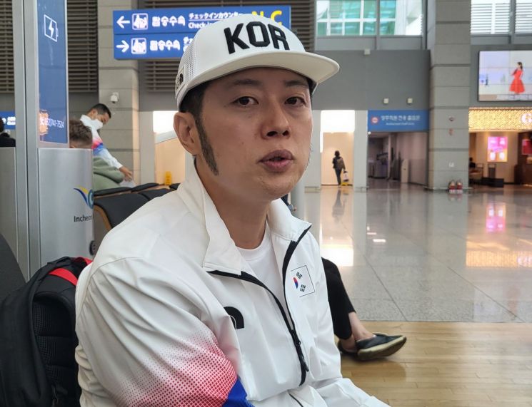 '2022 항저우 아시안게임'에 출전하는 한국 브레이킹 국가대표팀의 정형식 감독이 3일 인천공항에서 대회가 열리는 중국 항저우로 출국하며 기자의 질문에 답하고 있다. [이미지출처=연합뉴스]