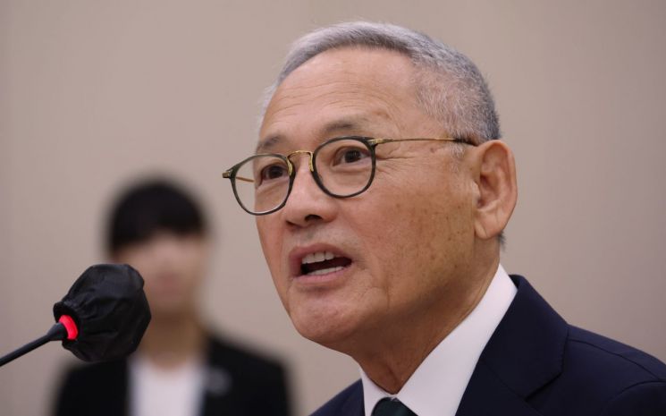 유인촌 문화체육관광부 장관 후보자가 5일 국회에서 열린 인사청문회에서 의원 질의에 답변하고 있다. [이미지출처=연합뉴스]