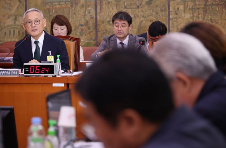 유인촌 문화체육관광부 장관 후보자가 5일 국회에서 열린 인사청문회에서 의원 질의에 답변하고 있다. [이미지출처=연합뉴스]