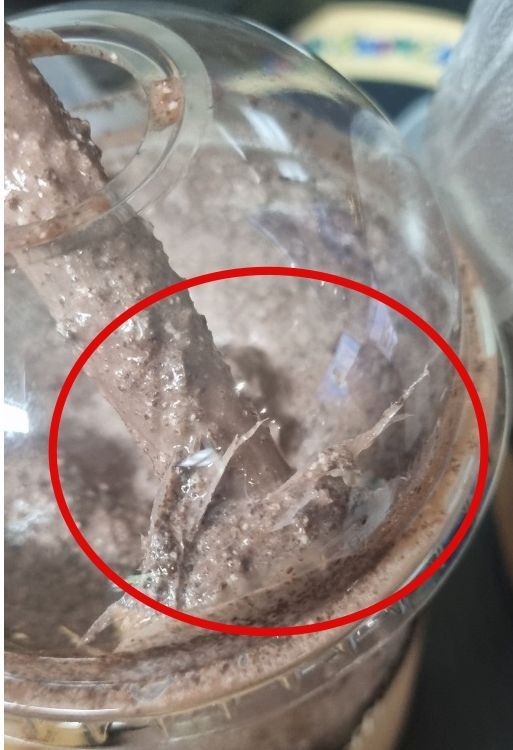지난 3일 온라인 커뮤니티 '네이트판' 에는 한 카페 지점에서 다량의 플라스틱 조각이 섞인 스무디를 마셨다가 장 출혈 소견을 받고, 아이까지 유산했다는 사연의 글이 올라왔다. [사진출처=온라인 커뮤니티 '네이트판']
