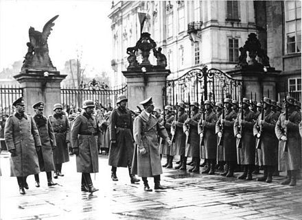 1939년 3월, 아돌프 히틀러가 프라하성 정문 앞을 사열하고 있다.  [사진=위키피디아]