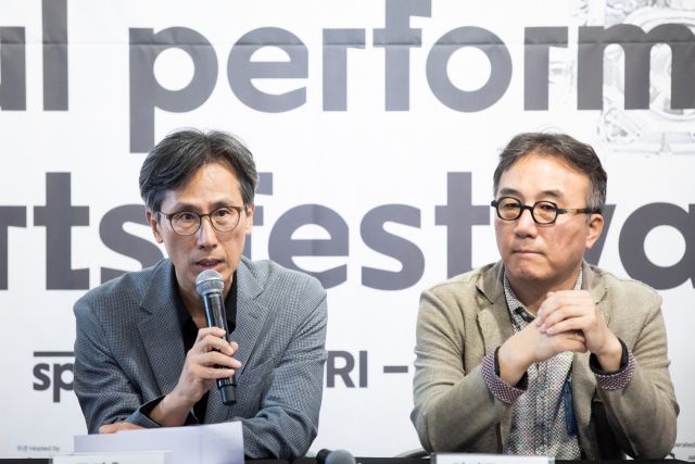 5일 서울 종로구 대학로예술극장에서 열린 2023 서울국제공연예술제 기자간담회에서 문영호 예술경영지원센터 대표(왼쪽)가 축제에 대해 설명하고 있다. 오른쪽은 최석규 예술감독. [사진제공 =예술경영지원센터]