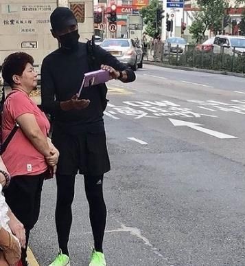 2019년 10월 홍콩 반정부 시위 당시 복면금지법이 발표되자 저우룬파가 검은색 마스크를 쓰고 조깅에 나섰다가 시민과 사진 촬영을 하고 있다. [사진 출처=소셜미디어(SNS) 캡처]