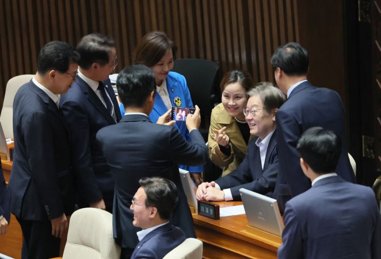 이재명 더불어민주당 대표가 6일 국회에서 열린 본회의에 출석해 의원들과 기념 촬영하고 있다. 2023.10.6 [이미지출처=연합뉴스]