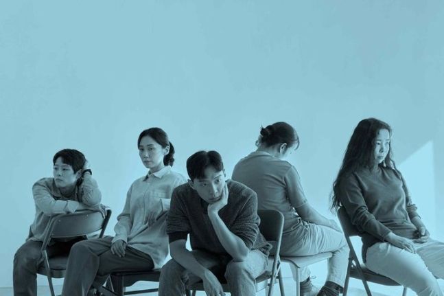 5명 배우가 연기하는 100명의 인물·70개 장면…연극 '러브 앤 인포메이션'