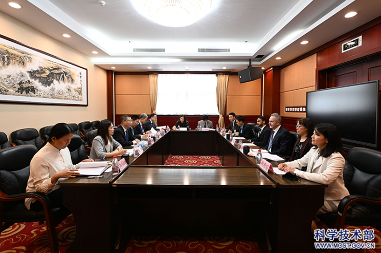 르네 하스(우측 중앙) ARM 최고경영자가 지난 6월 중국 과학기술부를 방문해 차관과 회담하고 있다. 사진=중국 과학기술부