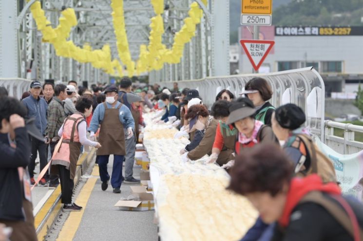 '국내서 가장 긴 인절미 만들기 도전' 성공…1624m