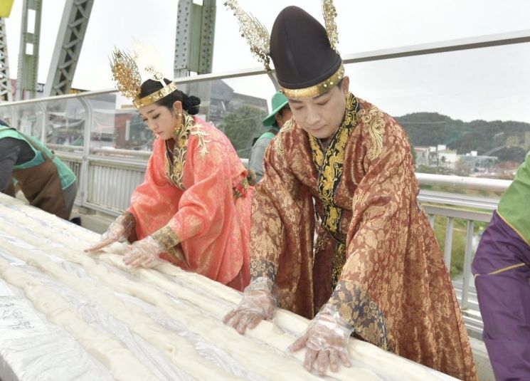 '국내서 가장 긴 인절미 만들기 도전' 성공…1624m