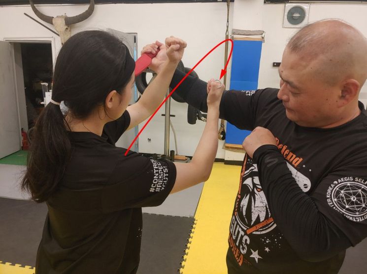[生存防身术]有防身工具时…你能先出手刺向对方吗？