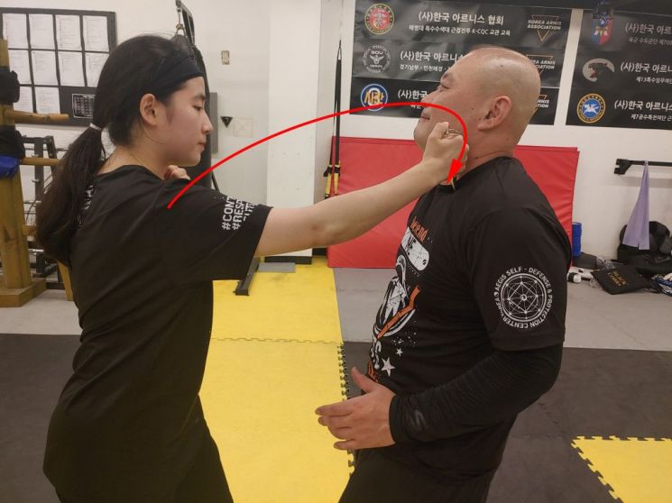 [生存防身术]有防身工具时…你能先出手刺向对方吗？