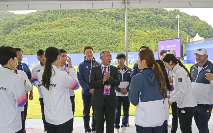 7일 항저우 양궁경기장에서 모든 양궁 경기가 끝난 뒤 정의선 회장이 이번 항저우 대회를 위해 최선을 다한 양궁 대표선수들을 격려하고 있다.＜사진제공:대한양궁협회＞