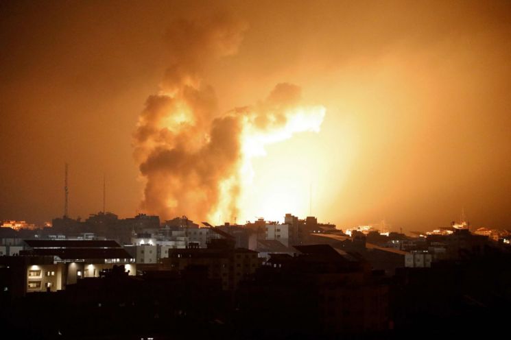 이스라엘의 공습으로 팔레스타인 가자지구의 건물 위로 불과 연기가 피어오르고 있다 [이미지출처=AFP연합뉴스]