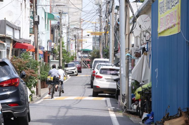 (사진은 기사와 직접적인 관련이 없습니다.) 뜨거운 햇볕 내리쬐는 쪽방촌 골목 [사진출처=연합뉴스]