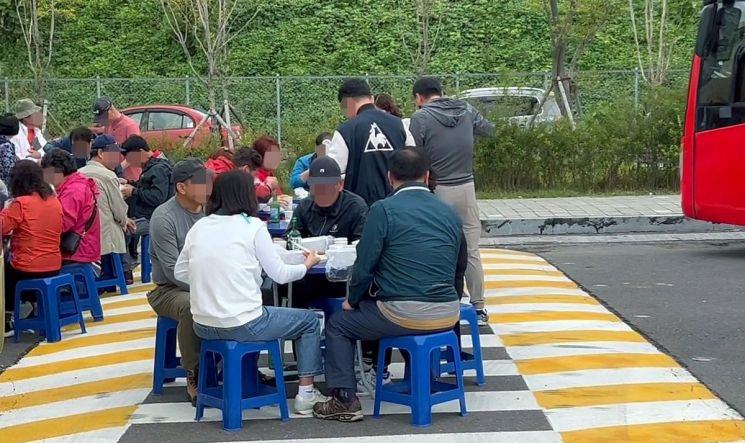 고속도로 휴게소서 술판 벌이는 단체 관광객들 [사진출처=연합뉴스]