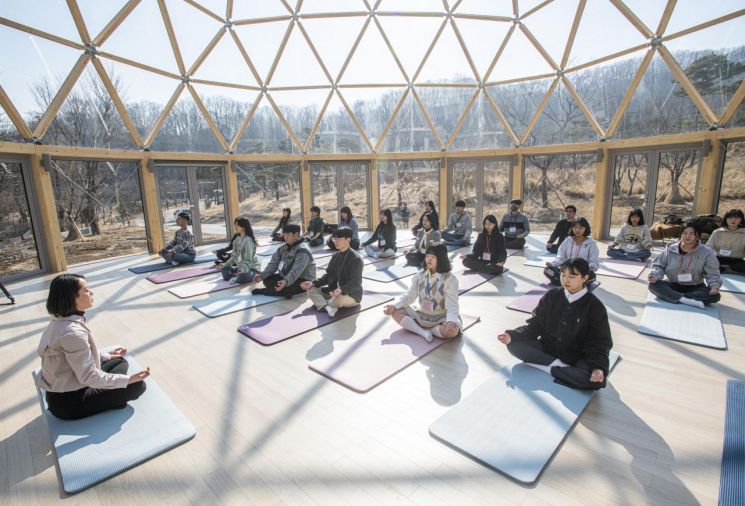 포레스트 캠프에 있는 돔에서 캠프 참가자들이 명상하는 모습 / [사진제공=삼성물산]