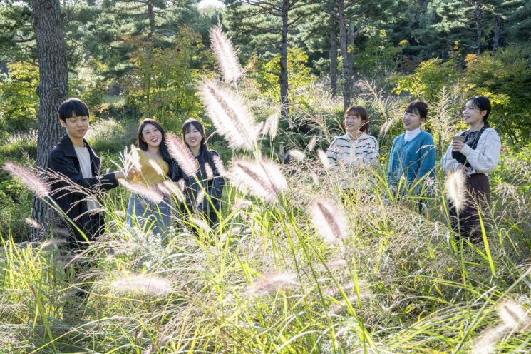 삼성물산 모델들이 포레스트 캠프에서 체험하는 모습 / [사진제공=삼성물산]