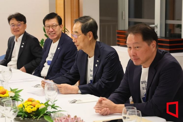 한덕수 국무총리와 박형준 부산시장(오른쪽), 최태원 부산엑스포 민간유치위원장(왼쪽)이 10월8일(현지시간) 주프랑스 한국문화원에서 '부산이즈레디(Busan is ready)' 구호가 적힌 티셔츠를 입고 특파원 간담회에 참석하고 있다.