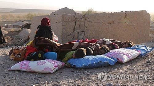 7일 강진이 발생한 뒤 아프가니스탄 어린이들이 길거리에서 노숙하고 있다. 사진=연합뉴스