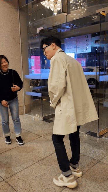 예술의 전당에 방문한 한동훈 법무부 장관이 시민들에게 인사하고 있다.[사진=온라인 커뮤니티]