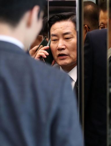 신원식 국방부 장관이 10일 오전 서울 용산구 국방부 청사에서 열린 국방위원회의 국방부 등에 대한 국정감사가 파행되자 대기실로 향하며 통화를 하고 있다. 이날 국정감사는 더불어민주당 의원석에 ‘부적격 신원식 국방부 장관 임명 철회하라!’ 피켓이 붙자 이에 항의한 국민의힘 의원들이 불참해 오전 국정감사가 시작되지 못했다. 사진=국회사진기자단