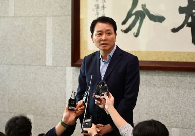 성일종 국방위원회 여당 간사가 10일 오전 서울 용산구 국방부에서 열린 국회 국방위원회 국정감사장 밖에서 취재진에게 국감 파행을 이야기하고 있다. 야당인 더불어민주당 의원들이 신원식 국방부 장관 임명 철회를 주장하는 피켓을 좌석마다 붙인데 대해 국민의힘이 국감장 출입을 거부해 회의는 시작조차 되지 못했다. 사진=국회사진기자단