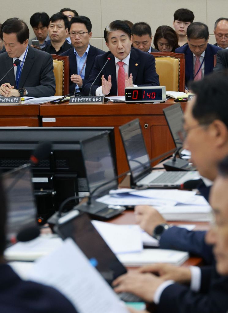 [2023 국감]가짜뉴스 논쟁 "사회적 합의 필요" vs "김어준 출연료 공개해야"