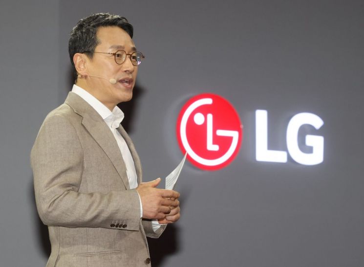 조주완 LG전자 최고경영자(CEO) 사장이 지난 7월12일 서울 강서구 마곡동 LG사이언스파크에서 열린 LG전자 기자간담회에서 기업 비전과 사업전략을 발표하는 모습.[사진출처=연합뉴스]