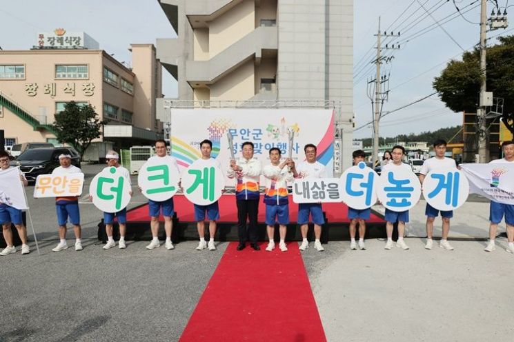 (가운데)김산 무안군수가 임동현 무안군의회 부의장, 성화 주자들과 기념촬영을 하고 있다. [사진제공=무안군]