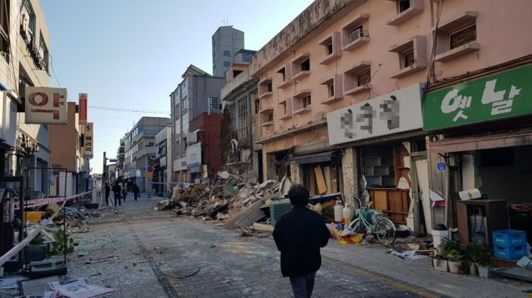 폭발 사고가 일어난 충남 서산시 읍내동 한 상가건물에 10일 오전 사고 잔해물이 펼쳐져 있다. [이미지출처=연합뉴스]