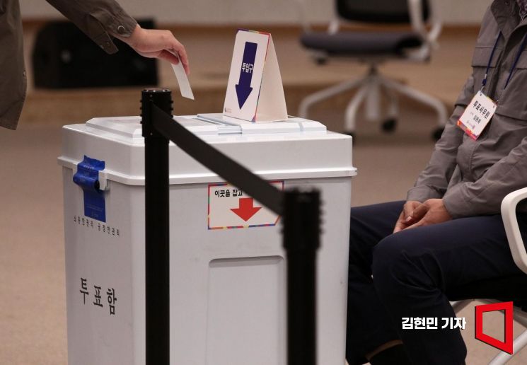 유권자들이 투표를 하는 모습. 사진=김현민 기자 kimhyun81@