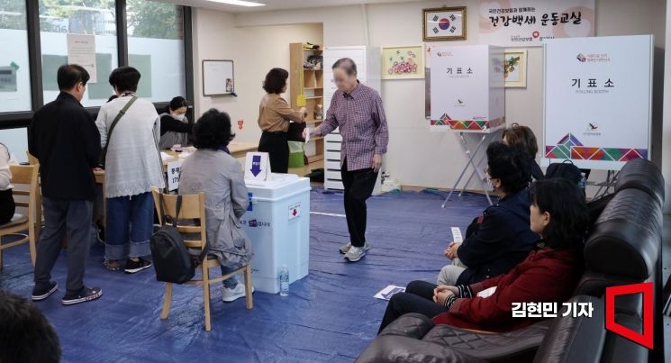 [르포]강서구청장 뽑는 출근길 1표…"정권 얄밉다"vs"일 잘할 후보"