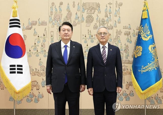 윤석열 대통령이 11일 서울 용산 대통령실 청사에서 유인촌 문화체육관광부 장관에게 임명장을 수여한 뒤 기념촬영을 하고 있다. [사진출처=연합뉴스]