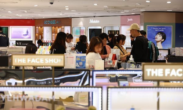 서울의 한 면세점에서 중국인 관광객들이 쇼핑을 하고 있다. [사진=조용준 기자]