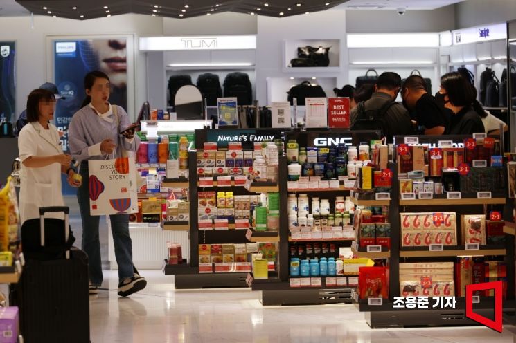 '무비자' 중국 관광객 20%↑…씀씀이는 줄었다