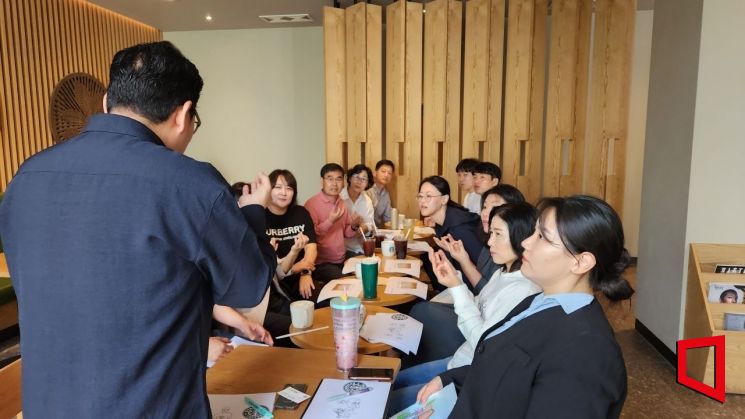 "수어 배우고 30년 만에 딸과 대화해 정말 좋습니다"