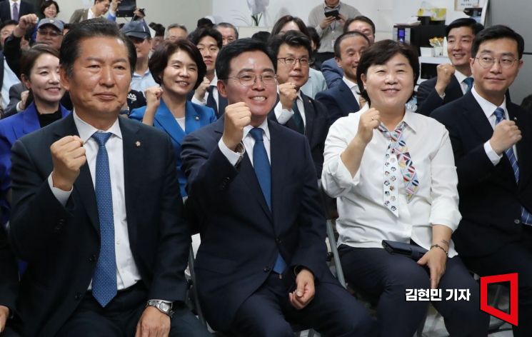 서울 강서구청장 재보궐 선거가 치러진 11일 서울 강서구 마곡동 진교훈 더불어민주당 후보 선거캠프에서 진 후보와 지도부가 개표방송을 지켜보며 구호를 외치고 있다. 사진=김현민 기자 kimhyun81@