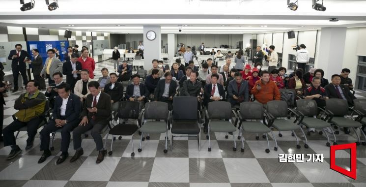서울 강서구청장 보궐선거가 치러진 11일  서울 강서구 마곡동 김태우 국민의힘 후보 캠프사무실에서 관계자들이 김 후보를 기다리고 있다. 사진=김현민 기자 kimhyun81@