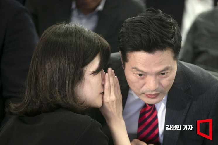 김태우 국민의힘 강서구청장 후보가  11일 저녁 서울 강서구 마곡동 선거사무소를 찾아 선거관계자로 부터 귓속말을 듣고 있다. 사진=김현민 기자 kimhyun81@