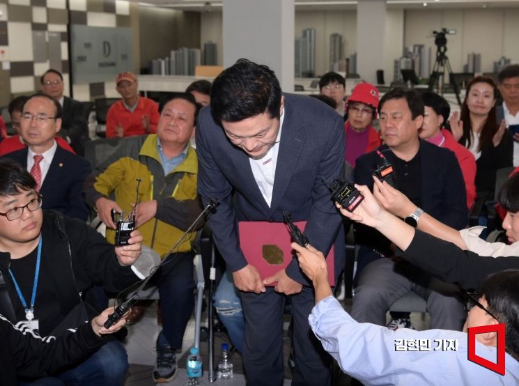 김태우 국민의힘 강서구청장 후보자가 11일 저녁 서울 강서구 마곡동 선거사무소에서 패배를 인정하는 입장문을 발표하고 인사하고 있다. 사진=김현민 기자 kimhyun81@