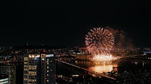 1박 600만원까지 치솟은 여의도 ‘불꽃축제뷰’… 아파트 명당 입지는 어디?