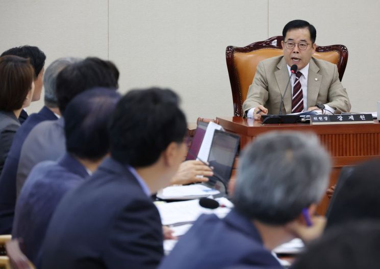 12일 국회에서 열린 과학기술정보방송통신위원회 국정감사에서 위원장 대행을 맡은 박성중 국민의힘 의원이 회의를 진행하고 있다. 2023.10.12 [이미지출처=연합뉴스]