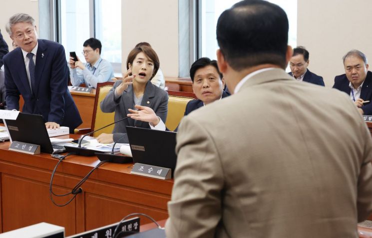 12일 국회에서 열린 과학기술정보방송통신위원회 국정감사에서 조승래, 고민정, 민형배 더불어민주당 의원 등이 위원장 대행을 맡은 박성중 국민의힘 의원의 발언에 항의하고 있다. 
    박 의원은 방사능 측정기의 한계를 지적한 야당 의원의 질의에 '이상하다'고 평가해 항의를 받았다. [이미지출처=연합뉴스]