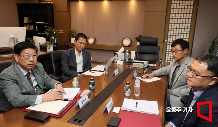 지난 12일 서울 중구 아시아경제 대회의실에서 열린 '아시아경제 채텀하우스'에서 참석자들이 의견을 나누고 있다. 시계방향으로 왼쪽부터 양준모 연세대학교 경제학과 교수, 남재우 자본시장연구원 펀드 연금 실장, 오건호 내가만드는복지국가 정책위원장, 이강구 KDI 재정, 사회정책연구부 연구위원 =윤동주 기자 doso7@