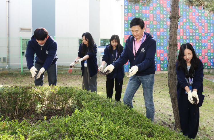삼성바이오로직스는 12일 인천 송도 삼성바이오로직스 본사에서 신규 입사자(신입·경력 포함) 입사 1주년 기념 행사인 '삼바 페스타(SAMBA FESTA)'를 개최했다고 13일 밝혔다. 행사 참가자들이 봉사활동을 진행하고 있다. [사진제공=삼성바이오로직스]