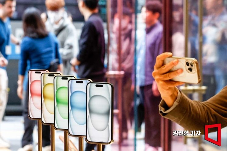 아이폰 15 시리즈 국내 정식 출시일인 13일 서울 중구 애플스토어 명동점에서 고객들이 제품을 체험하고 있다. 사진=강진형 기자aymsdream@