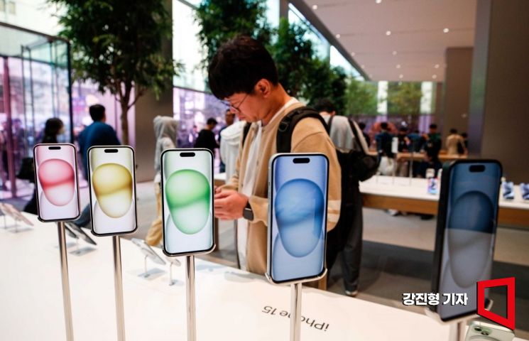 아이폰 15 시리즈 국내 정식 출시일인 13일 서울 중구 애플스토어 명동점에서 고객들이 제품을 체험하고 있다. 사진=강진형 기자aymsdream@