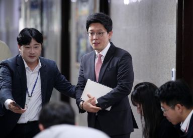 김병민 국민의힘 최고위원이 13일 국회 당대표실에서 김기현 대표와의 면담을 마친 뒤 나오고 있다. 김기현 대표는 이날 예정됐던 긴급 최고위원회의를 취소하고 최고위원들과 개별 면담을 진행했다. 사진=김현민 기자 kimhyun81@
