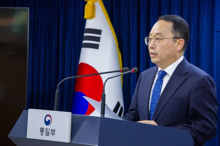 구병삼 통일부 대변인이 13일 오전 정부서울청사에서 열린 정례브리핑에서 취재진 질문에 답하고 있다. [이미지출처=연합뉴스]