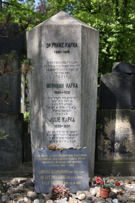 프라하 신유대인묘지에 있는 카프카 묘.  [사진= 조성관 작가]